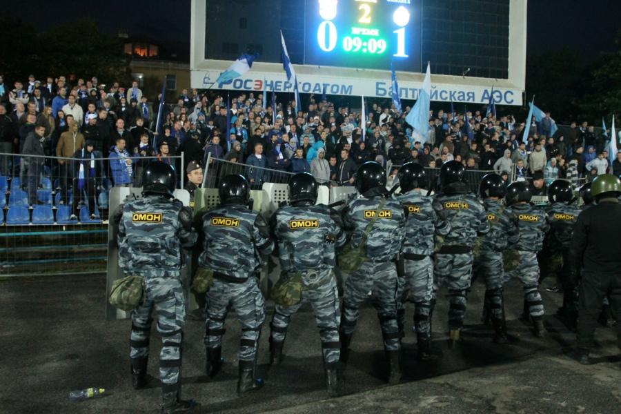 Фанаты «Зенита» прорвали ограждение западной трибуны и устроили беспорядки (+фото)